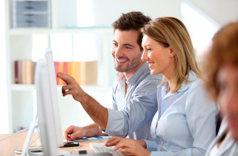 Anwendung eines flexiblen Modells über den gesamten Bio-Pharma Engineering Cycle -Ein Hersteller von Biologika setzte auf INOSIM, um drei neue Produktionsstandorte in Europa und Nordamerika optimal zu konzipieren. Gefragt war eine möglichst exakte Analyse der Prozessvarianten, der Effizienz des Wasserverteilungssystems und des Einsatzes der verfügbaren Arbeitskräfte. Im Consultingprojekt erstellte das Team ein konzeptionelles Modell des Kernprozesses für einen Standort. Dieses Modell wurde dann erweitert und für die anderen Standorte an deren spezifische Gegebenheiten angepasst. Simulation führte so zu erheblichen Verbesserungen bezüglich Investitionen, Reinigungsprozessen, Personalauslastung und in weiteren Bereichen an verschiedenen Standorten. (Bild: Shutterstock)