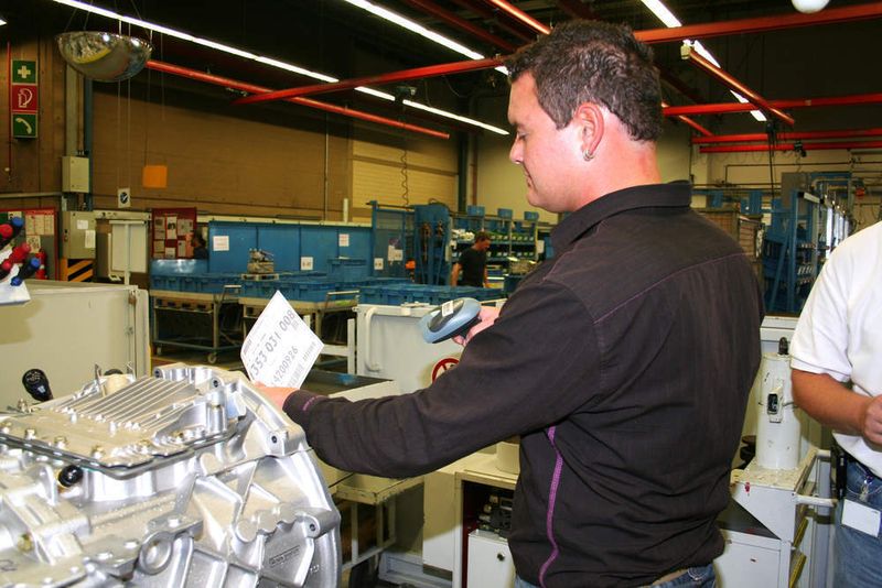 Barcode identifiziert Getriebe: Über den Barcode wird das jeweilige Getriebe eindeutig identifiziert, so dass der Montageleitrechner erzeugnisspezifisch alle Daten, insbesondere Typen und Anzahl der Schrauben samt zugehörigen Drehmomentwerten und weiteren Parametern, an das Tool-Center überträgt. Bild: Atlas Copco Tools (Archiv: Vogel Business Media)