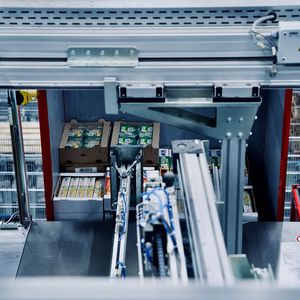 Vollautomatische Kommissionierung eines breiten Sortiments an Frischeartikeln.(Bild:  Witron)