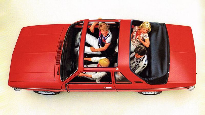 Eine Limousine mit Targa-Dach und abnehmbarer Kunststoffheckscheibe: Das war der „Aero“, den es ab 1976 gab. Wohl auch aufgrund seines Preises – er kostete rund die Hälfte mehr als ein normaler Kadett – konnte Opel lediglich 1.341 Einheiten bis 1978 absetzen und nahm den  Aero wieder aus dem Programm. (Bild: Opel Automobile GmbH)