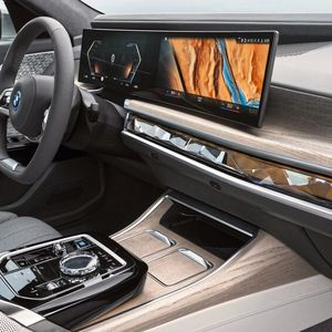 Die beiden Displays im Cockpit wurden in einer Einheit zusammengefasst. Die Zahl der Schalter und Knöpfe hat sich deutlich verringert.(Bild:  BMW)