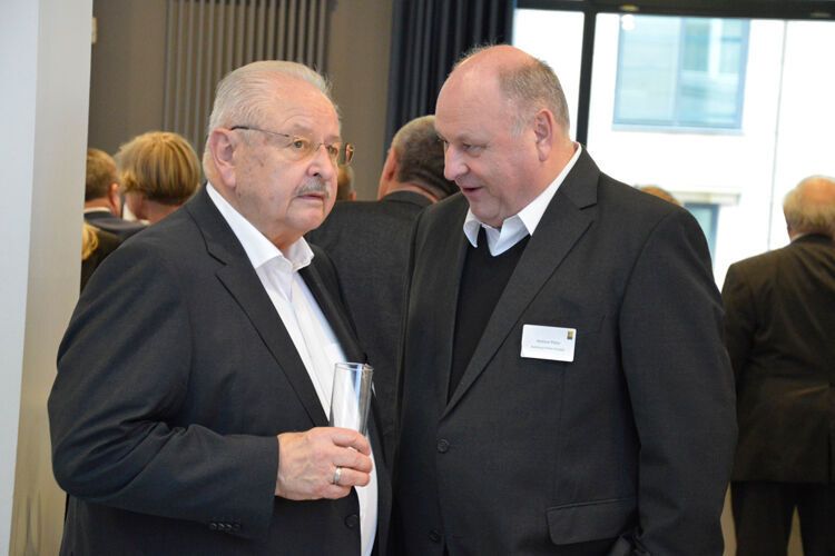ZDK-Präsident Jürgen Karpinski (l.) sprach mit Helmut Peter vom Autohaus Peter. (Achter/»kfz-betrieb«)
