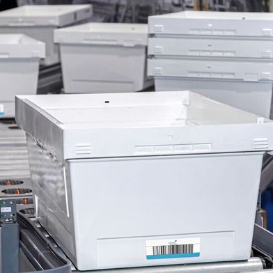 Reuse-Lösungen in der Distributionslogistik können durch Radio-Frequency Identification (RFID) beziehungsweise RFID-Etiketten optimiert werden. (Bild: Illustration auf Grundlage von gumpaga/stock.adobe.com)