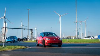 Automatisierte Fahrzeuglogistik im Praxistest: In Emden haben Volkswagen, die Telekom, Unikie und das BIBA ihr Innovationsprojekt abgeschlossen. (Bild: VW)