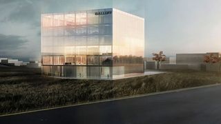 Der Neubau soll die Dynamik und Zukunftsorientierung des Unternehmens repräsentieren. Die versetzten Ebenen verzahnen das Gebäude mit der Umgebung und bieten neue Aussichten auf die umgebende Landschaft und das Firmengelände.   (Grüntuch Ernst Architekten)