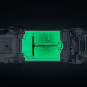 Die Akkus sind im Unterboden verbaut. Die Energiespeicher haben je nach Modell 85 bis 118 kWh.(Bild:  Stellantis)