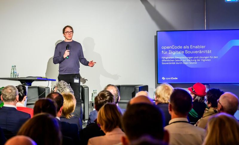 Leonhard Kugler, Abteilungsleitung openCode, sprach über die Möglichkeiten durch die Nutzung der Open-Source-Plattform. (© ZenDiS)