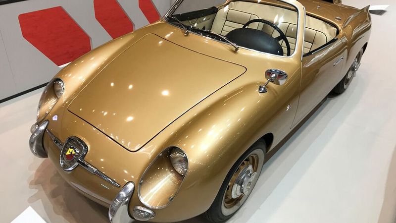 Vor Abarth hatten alle Rivalen Respekt, hier ein Abarth 750 Spider von 1957. Dessen technisches Rückgrat bestand aus einem Fiat-600-Chassis. Abarth lieferte einen 750-cm3-Vierzylinder mit einer Leistung von 44 PS. Zagato entwickelte eine 540 kg leichte Aluminiumkarosserie, die aerodynamisch optimiert wurde. Ein von Zagato entworfenes „Double Bubble“-Design im Dach ist zudem ein charakeristisches Designelement des Fahrzeugs.  (Bild: autodrom)
