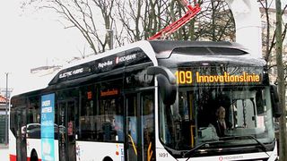 Bei der Hamburger Hochbahn AG wird der neue Elektro-Hybridbus von Volvo seit Dezember 2014 im regulären Linienbetrieb auf der Innovationslinie 109 eingesetzt. Das Foto zeigt den Ladeprozess an einer der insgesamt vier Ladestationen von Siemens. (Foto: Volvo Bus)