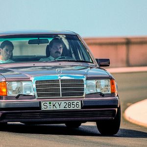 Die Baureihe 124 fertigte Daimler-Benz vom Spätherbst 1984 bis Mitte 1997. Lange Zeit gab es diese ausschließlich mit Vier- und Sechszylindermotoren. 1990 wurde der 500 E mit dem V8-Motor aus dem 500 SL vorgestellt. Im Spetember folgte der technisch weitestgehend identische 400 E, der den V8 mit 4,2 Litern Hubraum aus dem 400 SE erhielt und mit der Modellpflege 2 in E 420 umbenannt wurde. Da er den V8-Motor M 119 E 42 hatte, der in den Außenabmessungen dem stärkeren M 119 E 50 des 500 E/E 500 entsprach, mussten an der Karosserie des 400 E/E 420, die ebenfalls von Porsche entwickelt wurde, dieselben Veränderungen vorgenommen werden, um Motor und Technik zu implantieren. Auch Antriebsstrang, Fahrwerk und Bremsen waren bis auf Details in gleicher Weise modifiziert. Im Gegensatz zum 500 E/E 500 erhielt er jedoch keine Kotflügelverbreiterungen und geänderte Scheinwerferkonfiguration, die diesen vom Rest der W 124-Familie absetzte. Daher unterschied sich der 400 E/E 420 äußerlich bis auf das Typenschild nicht von den Sechszylindermodellen. (Bild:  Mercedes-Benz)