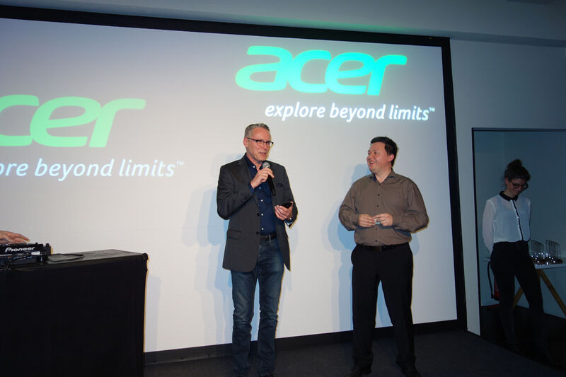 (l.) Stefan Tiefenthal und Gerit Günther geben die Gewinner der Acer Award Verleihung bekannt. (Bild: IT-BUSINESS)