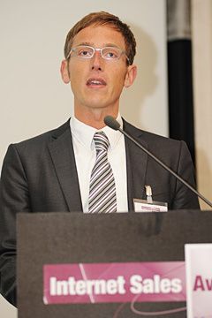 ... und eine Laudatio aus berufenem Mund. Matthias Möhler, Leiter E-Commerce der Mercedes Benz Vertriebsorganisation Deutschland, ging auf die Leistungen des Gewinners ein. (Archiv: Vogel Business Media)