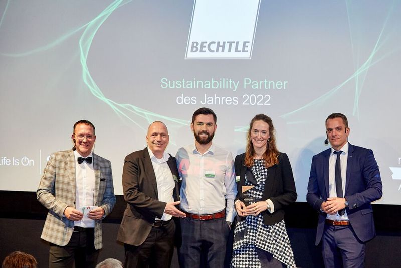 Bechtle konnte sich über die Auszeichnung „Sustainability Partner 2022“ freuen. (Bild: Schneider Electric)