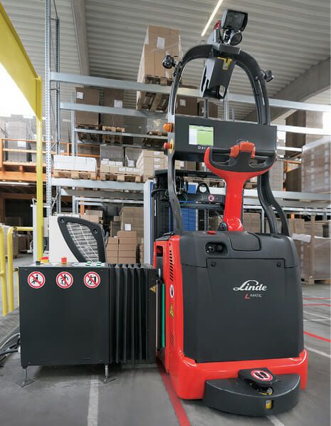(Sinkt der Ladezustand des Linde L-Matic unter einen bestimmten Schwellenwert, steuert der Hochhubwagen selbsttätig die Ladestation an. Bild: Linde Material Handling)