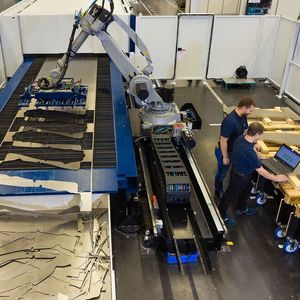 Bei grossen Serien mit Laser wirtschaftlicher: Fachkräfte bei der Installation und Inbetriebnahme der ersten geieinsam von Trumpf, Siemesn und Arku entwickelten Laserblanking-Schneidanlage.    (Trumpf)