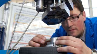 Für viele Werkstoffe geeignet: Mit dem neu entwickelten Fügeverfahren "Flach-Clinchen" kann  Kunststoff mit Aluminium verbunden werden.  (Bild: TU Chemnitz/Christian Schenk)