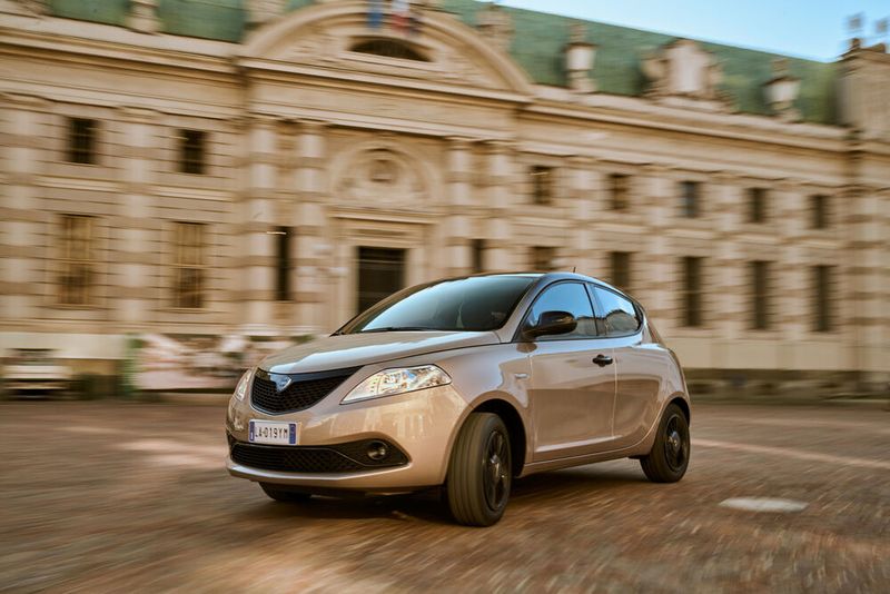 Künftig bietet Lancia in Italien das Modell mit Hybridantrieb an. (Bild:  Lancia)