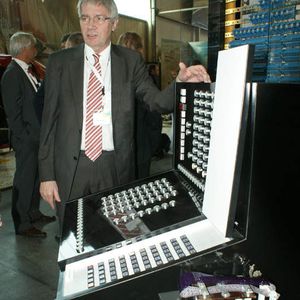 Um allerdings die Funktion zu demonstrieren, entwickelte Host Zuse für die Rechenmaschine seines Vaters eine Bedienkonsole. Doch damit zeigte der Computer  auf der Ausstellung sehr offensichtlich einen Rechenfehler. "Wenn ein solcher kurz vor dem Abtransport auftritt, kann ich den nicht so schnell beheben", erläutert Zuse mit einem Schmunzeln. Angesichts der Komplexität (siehe: Folgebild) haben die vielen interssierten Besucher gerne über die Fehlfunktion hinweg gesesehen.(Bild:  Ostler)