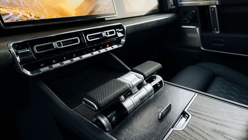 Imposant ist auch der Fahrwahlhebel in der Mittelkonsole. (Bild: Dongfeng)