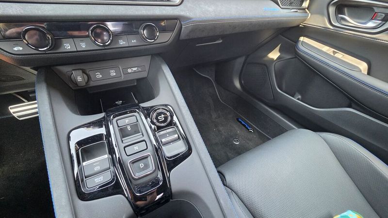 7. Der S+-Knopf: Wer richtig Fahrspaß haben will, ist mit dem Sport-Mode bereits gut bedient. Wer noch eine Schippe drauflegen möchte, sollte die  S+-Funktion in der Mittelkonsole aktivieren. Dabei handelt es sich um ein simuliertes Achtgang-Getriebe. Per Schaltwippen am Lenkrad kann man die simulierten Gänge hoch- und runterschalten. Die Drehzahl des Benzinmotors reagiert entsprechend, man spürt den typischen Ruck beim Gangwechsel und  die Motorbremse greift beim Herunterschalten ein. (Bild: Mauritz – VCG)