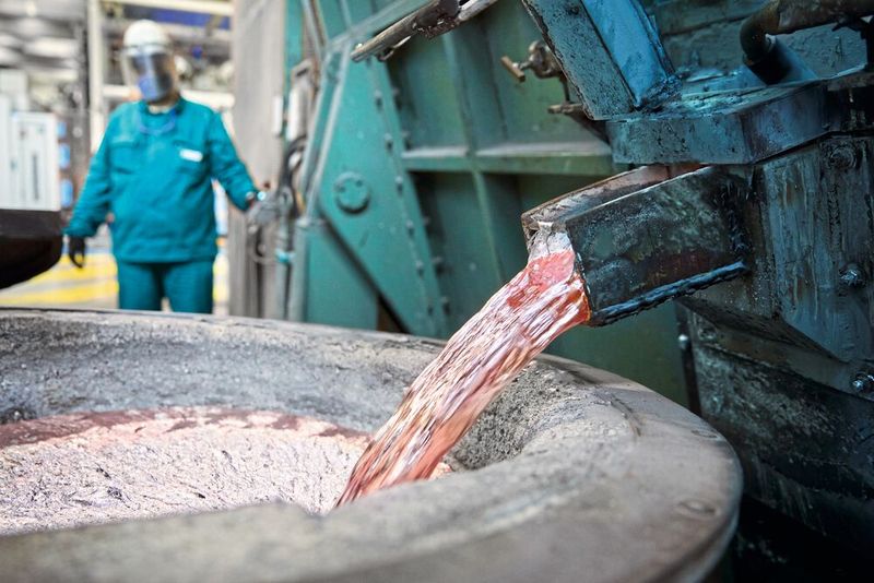 Am Anfang steht der Schmelzprozess, der Sekundäraluminium auf die für die Druckgusspressen ideale Verarbeitungstemperatur von 700 °C bringt. (Bild: Starrag/Ralf Baumgarten)