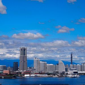 Platz 4: Japans schnellste Aufzüge fahren im Landmark Tower in Yokohama. In der Statista-Grafik sind diese nicht aufgeführt, sie liegen allerdings mit einer Geschwindigkeit von 12,5 m/s (d. h. 45 km/h) zwischen Taipei 101 und One World Trade Center auf Platz 4 des Rankings um die schnellsten Aufzüge der Welt. (Bild:  frei lizenziert /  Pixabay)