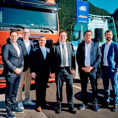 Freuen sich über die Inbetriebnahme des Siemens Sicharge Flex-Ladesystem an der OMV-Station in Kufstein: Peter Vysny (VP International Operations & eMobility OMV), Marcel Rümenapf (Head of Sales Europe, Siemens eMobility), Michal Kubinec (Geschäftsführer von OMV Retail Österreich), Rene Zumtobel (Landesrat Tirol), Gerrit Pürstl (Head of Siemens eMobility CEE), Matthias Medwenitsch (Department Manager E-Mobility AT, OMV)  (Bild: Siemens eMobility)