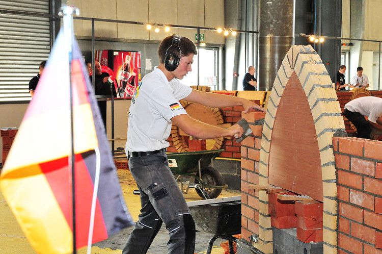 ... der Maurer Sven Jungmann ... (Foto: Schmidt)