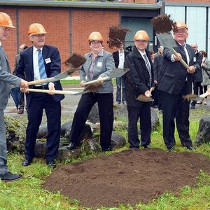Spatenstich fürs NEST: Von links: Walter Steinmann, Direktor Bundesamt für Energie;  Gian-Luca Bona, Direktor Empa; Janet Hering, Direktorin Eawag, Lothar Ziörjen, Stadtpräsident Dübendorf; Markus Kägi, Regierungsrat des Kantons Zürich; Fabio Gramazio, Architekt NEST.