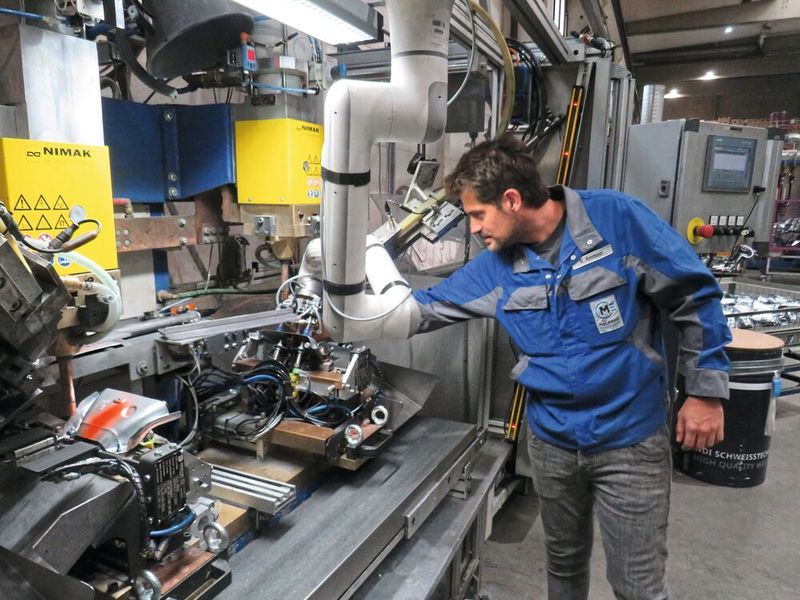 Ein kollaborativer Roboter unterstützt beim Einlegen von Blechteilen in eine Schweißpresse – sicher, ergonomisch und effizient. So werden Prozessstabilität und Arbeitsergonomie im Fertigungsalltag weiter verbessert. (Bild: igus)