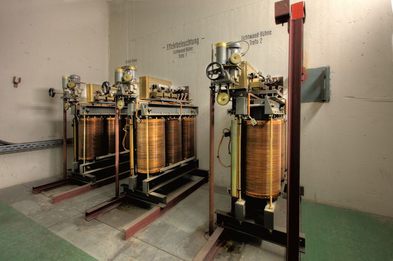 Die kupferfarbenen Stelltransformatoren regelten die Helligkeit früherer Lichtwände. (Friedrichstadt-Palast/Steven Coppenbarger)