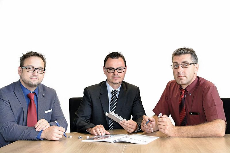 Das Team: Stefan Plätzer (Mitte), gesellschaftsführender Geschäftsleiter der Stefan Plätzer Maschinenbau GmbH, mit seinen Mitstreitern bei der Realisierung optimaler Bearbeitungslösungen, Christian Sandmann (links), Qualitätsmanager bei Plätzer, und Markus Meyer, technischer Berater bei Mapal. (Mapal)