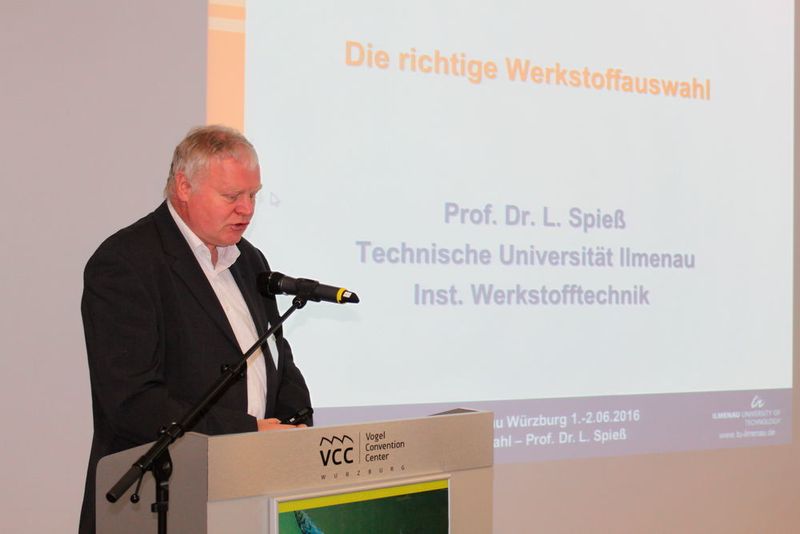 Prof. Lothar Spieß verdeutlichte in seinem Vortrag, wie der richtige Werkstoff für die Leichtbauanwendung gefunden werden kann. (V. Siegl/konstruktionspraxis)
