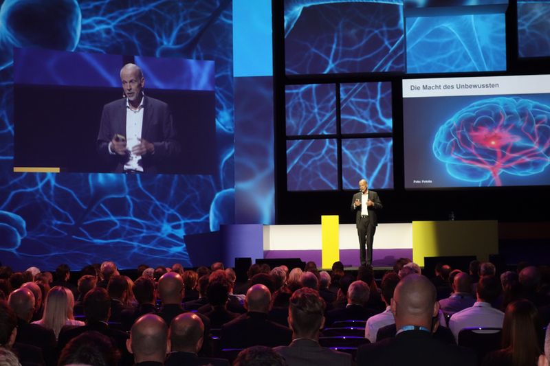 Begehrte Keynote von Dr. Hans-Georg Häusel mit Blick ins Gehirn (Bild: IT-BUSINESS)