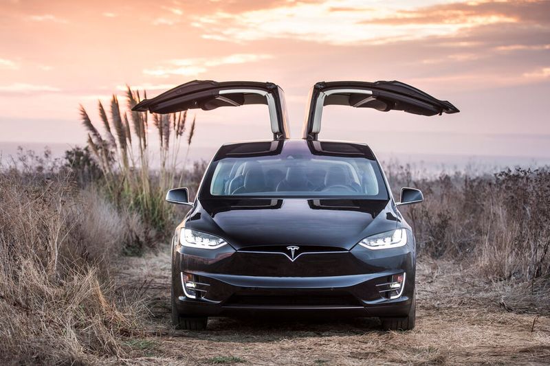 Der Teslas Model X bietet mit seinen Flügeltüren einen spektakulären Anblick. Doch das teure Modell wird in den USA gebaut – der Zollstreit macht den Export nach China derzeit unattraktiv.(Bild:  Tesla)