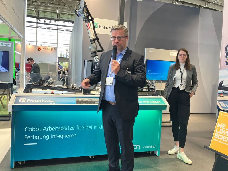 Das Fraunhofer IEM zeigte eine Cobot-Station, die flexibel in die Produktion integriert werden kann. (Bild: Juliana Pfeiffer/VCG)