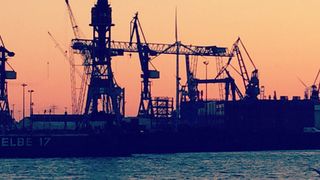 Die Docks des Hamburger Hafens bei Sonnenuntergang (Quelle: GvW Graf von Westphalen) (Hafen Hamburg)