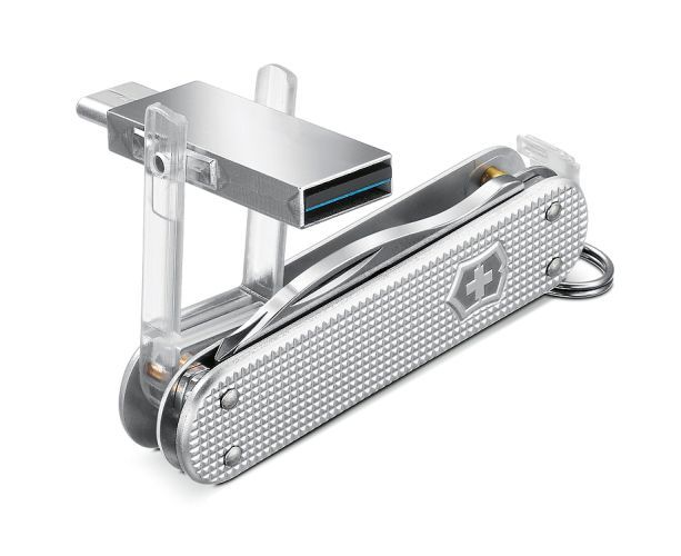 Red Dot Produktdesign 2018: Schweizer Taschenmesser Jetsetter@work Alox von Victorinox: Neben fünf anderen nützlichen Funktionen ist in diesem Taschenmesser ein schwenk- und herausnehmbarer USB-Stick 3.0 / 3.1 mit 16 GB verbaut. Damit lassen sich wichtige Daten auf die Schnelle speichern und überallhin mitnehmen oder austauschen. Gleichzeitig ist man mit einer Schere, einem Kapselheber, einem Drahtabisolierer und einem magnetischen Schraubendreher für diverse Eventualitäten gerüstet. Das nur 28 Gramm schwere Messer mit praktischem Schlüsselring kann überall verstaut werden. Begründung der Jury: Ein nützliches Utensil wird um ein digitales Ausstattungsmerkmal erweitert. Mit diesem handlichen Alleskönner ist man unterwegs bestens gerüstet  (Bild: Red Dot/Victorinox)
