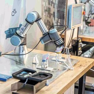 Grâce à son agilité et à un outil de découpe au fil chauffant, le cobot UR3 d'Universal Robots transforme un scan 3D en une paire de lunettes de natation THEMAGIC5 parfaitement ajustée en quelques minutes.(Source :  THEMAGIC5)