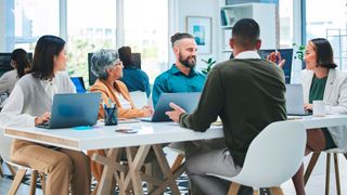 Barrieren abbauen: Gegenseitige Hospitanzen oder Begegnungsorte wie der GovTech Campus ermöglichen ein Kennenlernen auch vor der Vergabe. (©Azee Jacobs/peopleimages.com – stock.adobe.com)