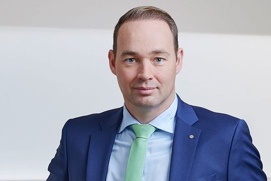 Aluminium ist ein Leichtbaumetall, aber leicht haben es die Unternehmen aus dieser Branche momentan überhaupt nicht. Rob van Gils, der Präsident von Aluminium Deutschland (AD) kommentiert: „Auch 2025 werden die Alu-Bäume nicht in den Himmel wachsen ...“ (Bild:  AD)