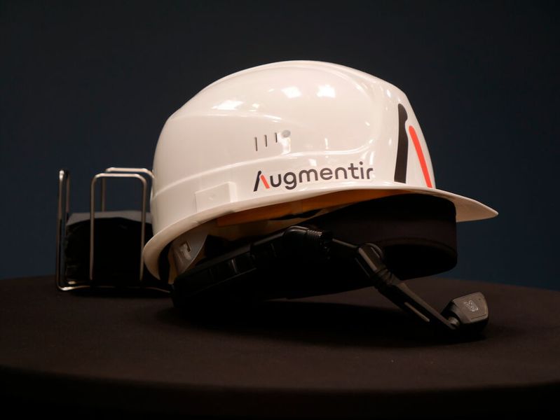 Augmentir stellte erstmals seine KI-basierte Connected Worker Software vor. Das Tool soll Arbeiter miteinander vernetzen und virtuelle Kollaboration ermöglichen.  (Bild: Sandro Kipar/VCG)