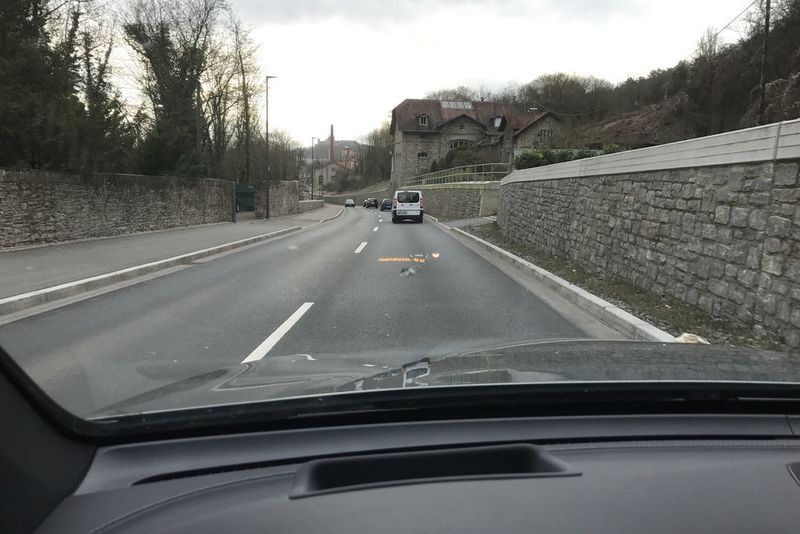 Trotz ausreichendem Abstand zum vorausfahrenden Fahrzeug hat der Testwagen auf seiner letzten Fahrt noch einen Steinschlag inmitten des Fahrersichtfelds abbekommen.  (Michel / »kfz-betrieb«)