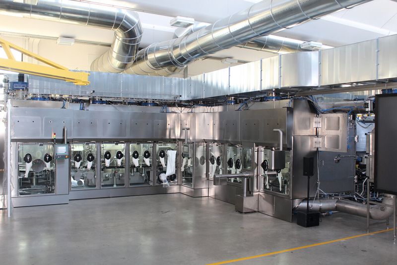 Die kontinuierliche Linear-Abfüllmaschine Stery LC ermöglicht sicheren Zugang zu allen kritischen Bereichen. (Bilder: Marchesini)