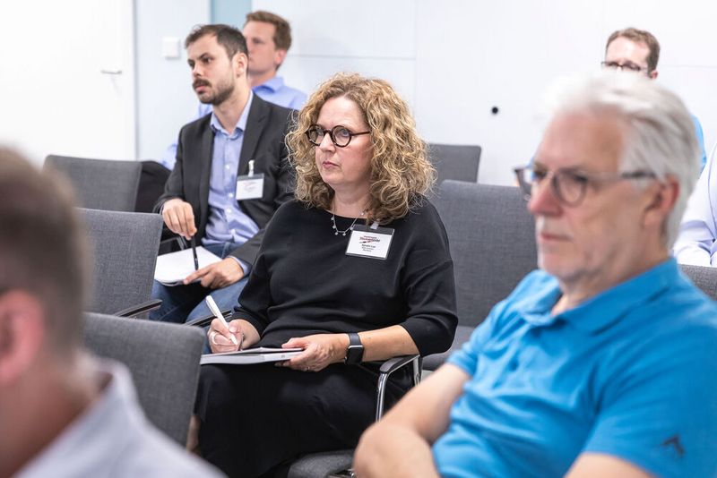 16. Anwenderkongress Steckverbinder. Auf dem Steckverbinderkongress 2022 konnten die Teilnehmer zwischen vier hands-on Workshops wählen – Dichtheitsprüfung, Crimpen, Kabelkonfektionierung und Single Pair Ethernet. (Bild: Elektronikpraxis)