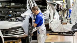 Die Experten schätzen den durch die Halbleiterkrise verursachten Ausfall auf vier Millionen Autos. (Bild: Volkswagen)