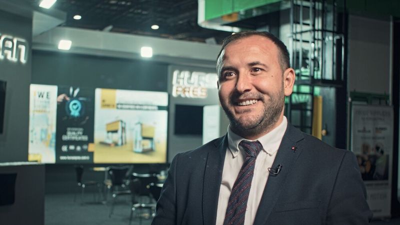 Mehmet Sari, Export Sales Manager bei Hürsan Pres: „Mithilfe des Service- und Anwendungsteams von Baumüller Türkei wurde die langjährige Erfahrung und Kompetenz in der Antriebstechnik mit unserem Fachwissen in der Metallbearbeitung kombiniert.“ (Bild: Baumüller)