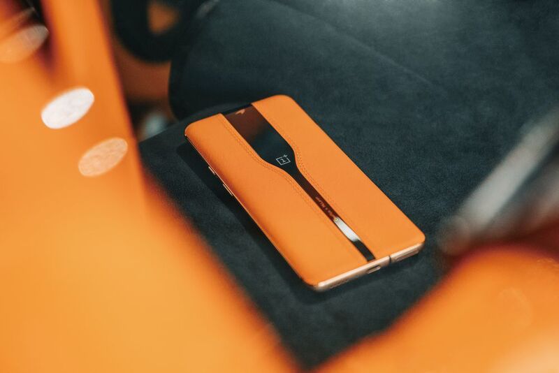 Die Rückseite des Oneplus Concept One besteht aus Leder. Den Prototypen gibt es in „Papaya Orange“. (Oneplus)