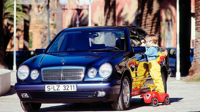 Im Juni 1995 stellt Mercedes-Benz die E-Klasse-Limousinen der Baureihe W 210 vor. (Bild: Mercedes-Benz)