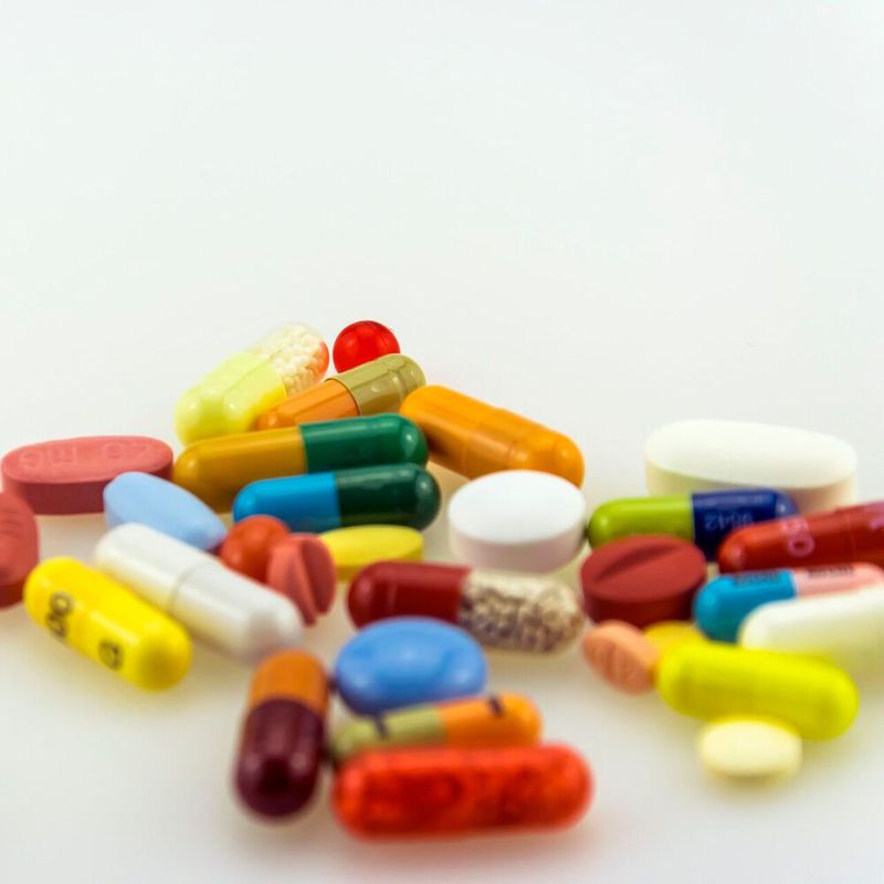 In der Pharmaindustrie unterliegen Forschung und Entwicklung sowie die Produktion von Arzneimitteln strengen Anforderungen. Sie dienen dem Schutz der Menschen, unter anderem vor schadhaften Inhalts- oder Begleitstoffen.